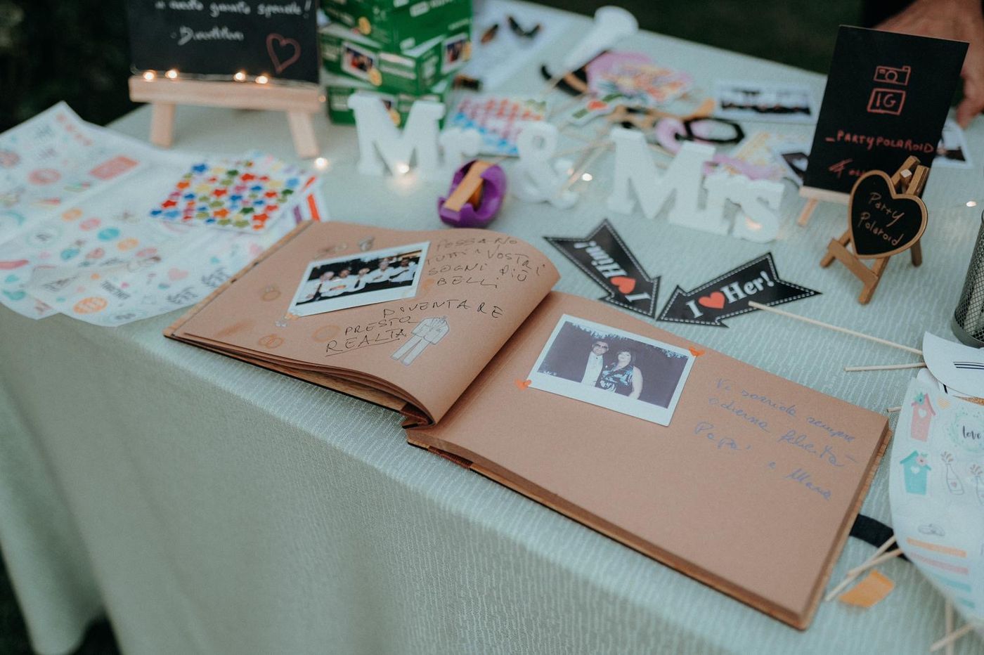 Album aperto con polaroid e dediche scritte a mano