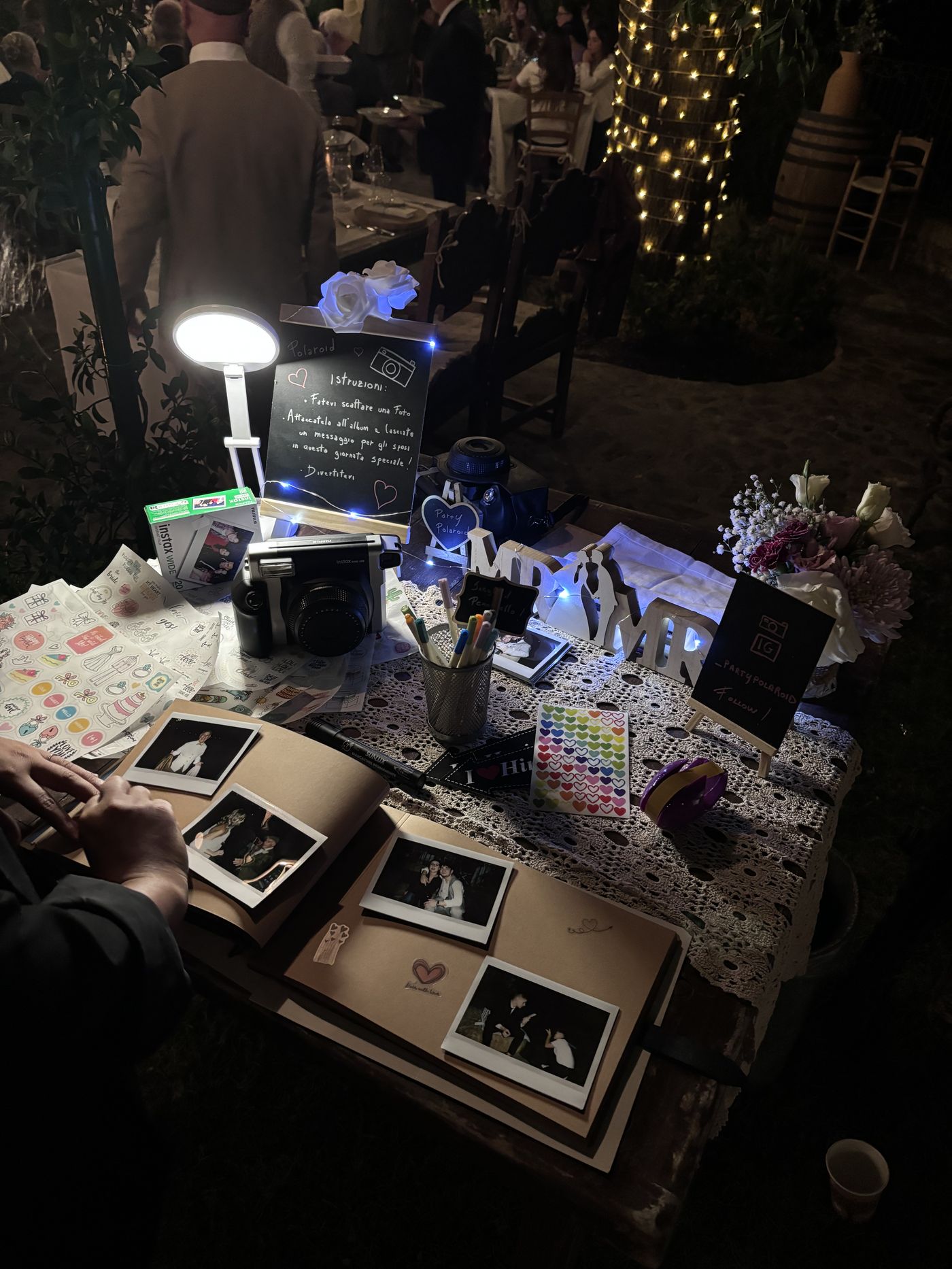 Allestimento notturno con fotocamera istantanea e album ricordo