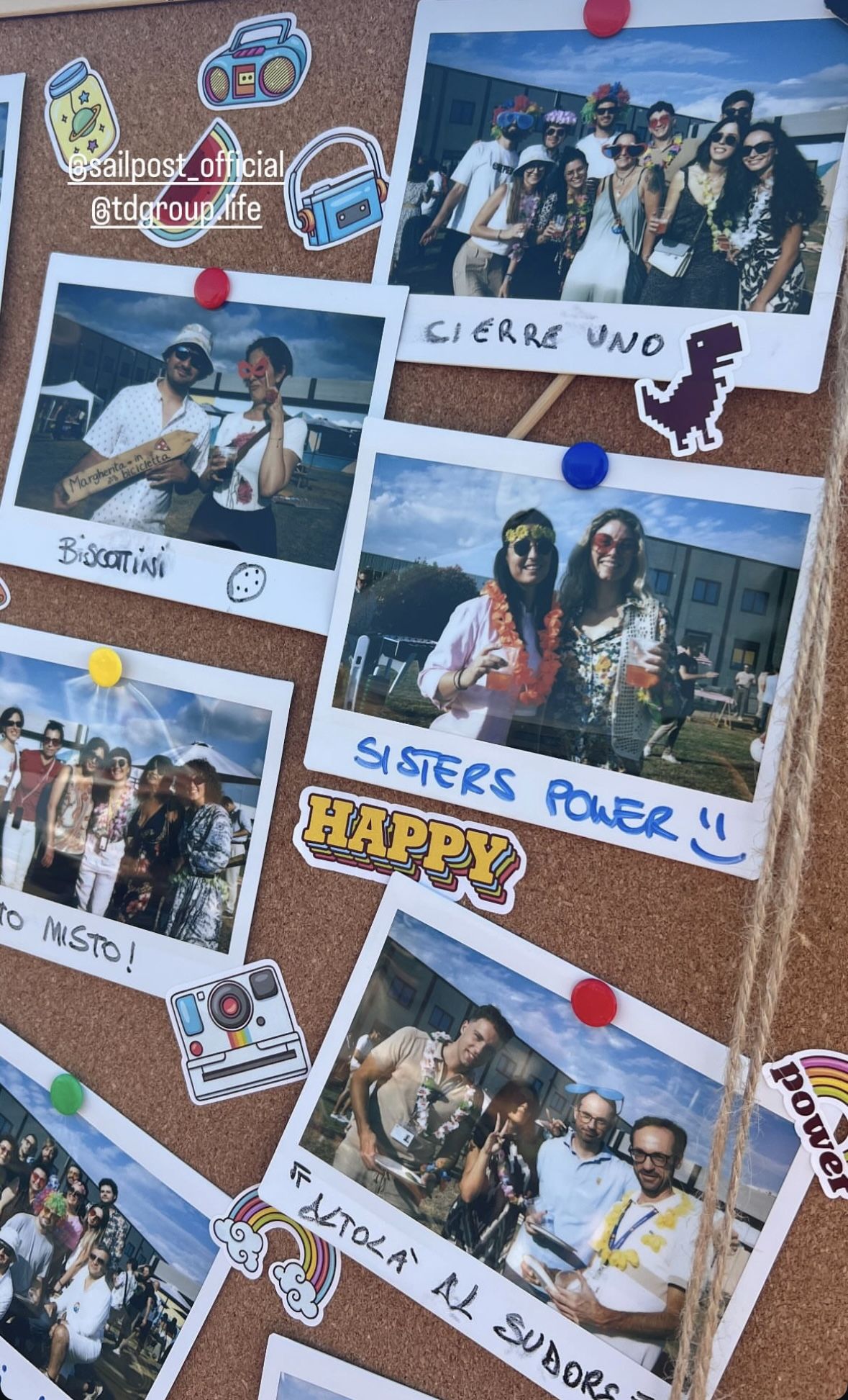 Bacheca di sughero con polaroid e adesivi colorati