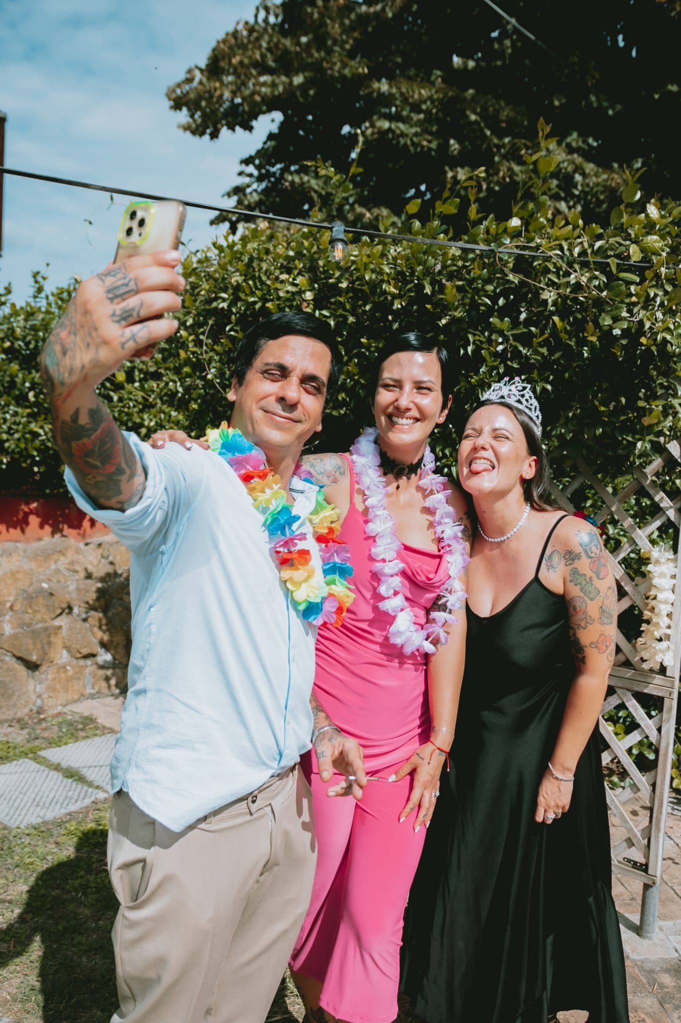 Invitati che si scattano un selfie durante la festa