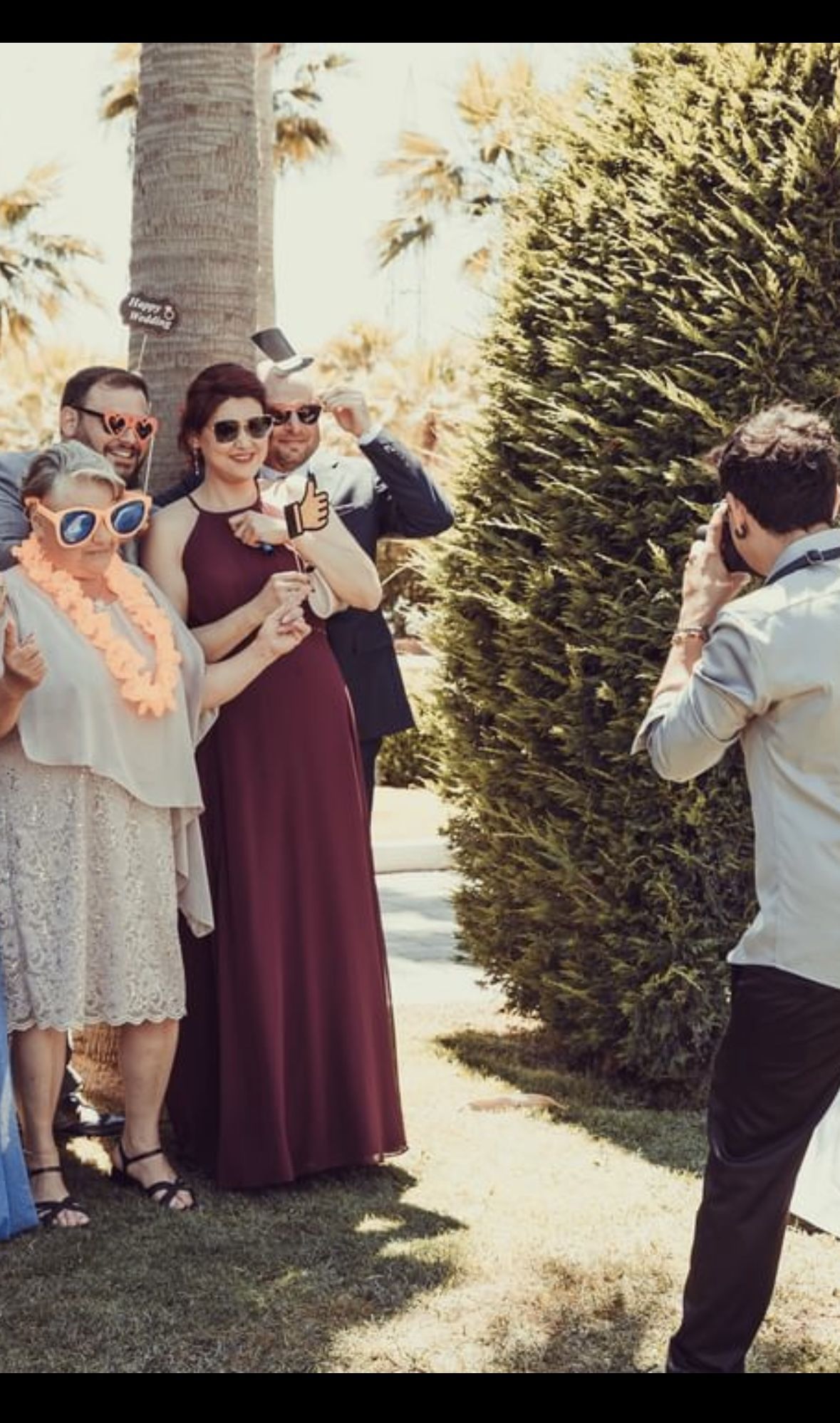 Invitati con accessori scenici durante un matrimonio